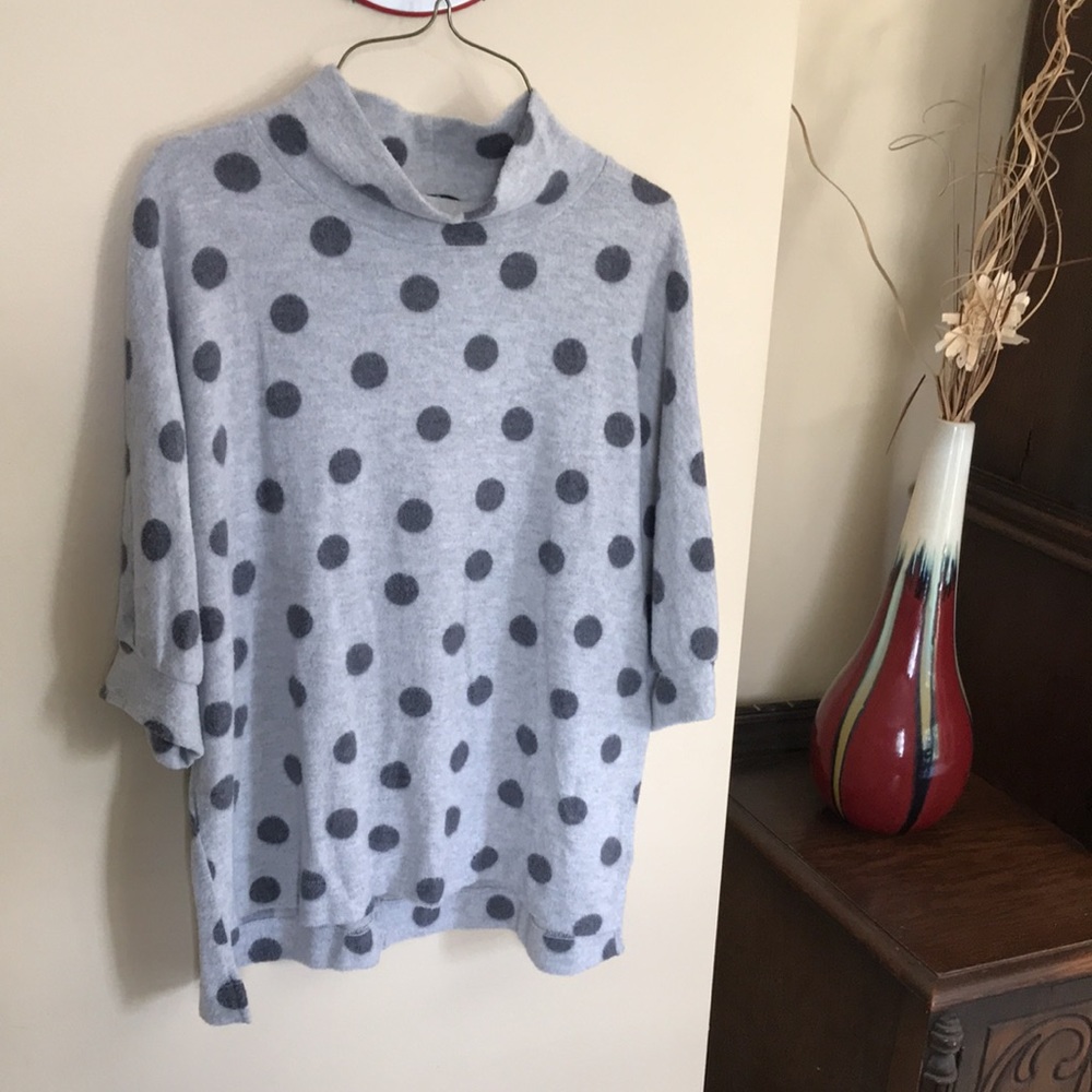 W5 women’s gray polka dot short sleeve sweater size medium